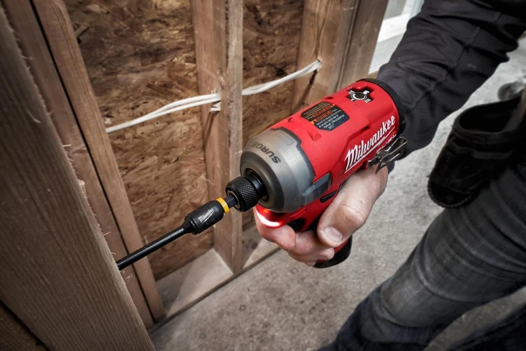 Zakrętarka udarowa Milwaukee M12FQID-201 FUEL™ SURGE™ ¼″ HEX, 1x aku. 2.0Ah, ładowarka