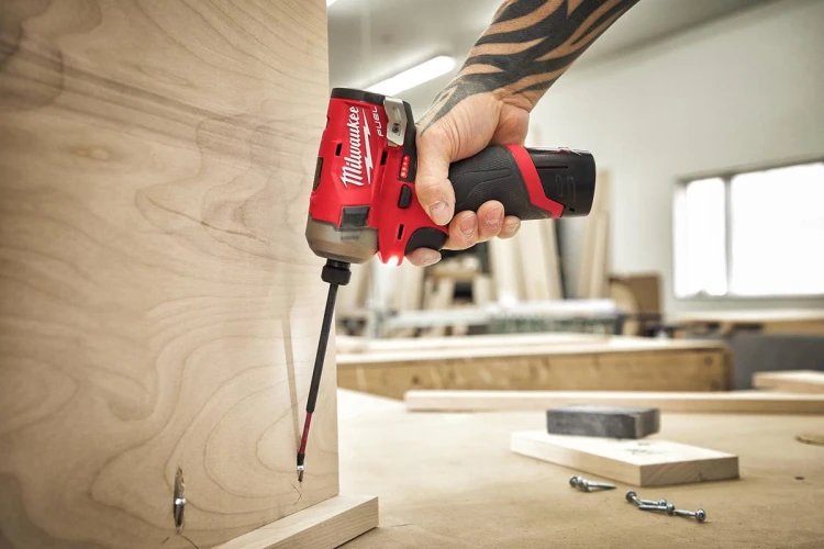 Zakrętarka udarowa Milwaukee M12FQID-201 FUEL™ SURGE™ ¼″ HEX, 1x aku. 2.0Ah, ładowarka