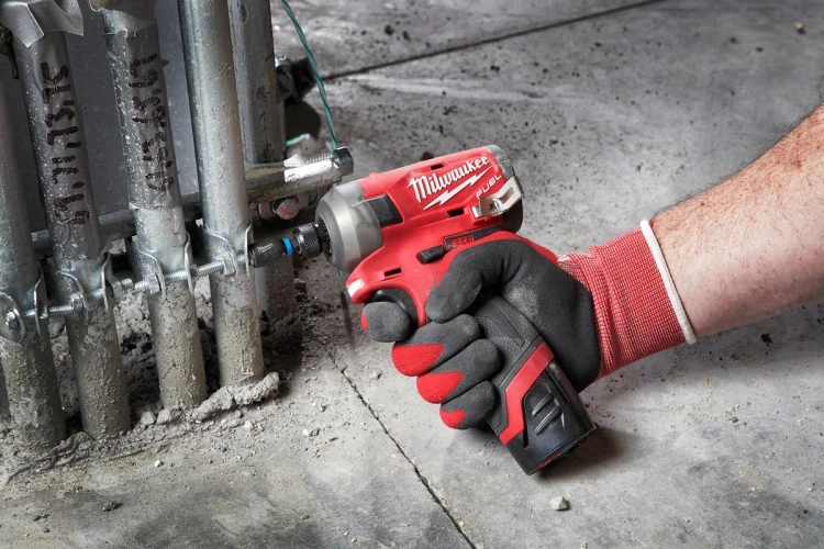 Zakrętarka udarowa Milwaukee M12FQID-201 FUEL™ SURGE™ ¼″ HEX, 1x aku. 2.0Ah, ładowarka