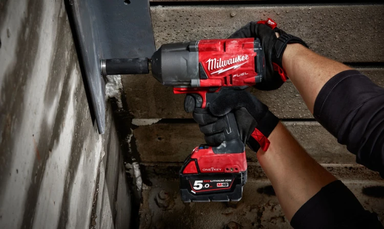 Zestaw Milwaukee: klucz udarowy M18 ONEFHIWF34 FUEL™ ONE-KEY™ 3/4˝, szlifierka kątowa M18FSAG125X FUEL™ 125 mm, smarownica M18GG, aku.: 3x 5.0 Ah + 1x 2.0 Ah, ładowarka M12-18FC, torba M18FPP3AK-523B 4933498576