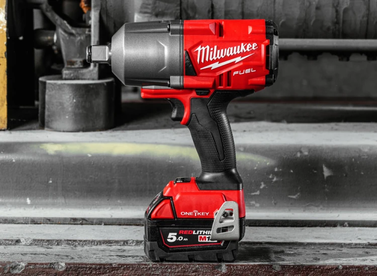 Zestaw Milwaukee: klucz udarowy M18 ONEFHIWF34 FUEL™ ONE-KEY™ 3/4˝, szlifierka kątowa M18FSAG125X FUEL™ 125 mm, smarownica M18GG, aku.: 3x 5.0 Ah + 1x 2.0 Ah, ładowarka M12-18FC, torba M18FPP3AK-523B 4933498576