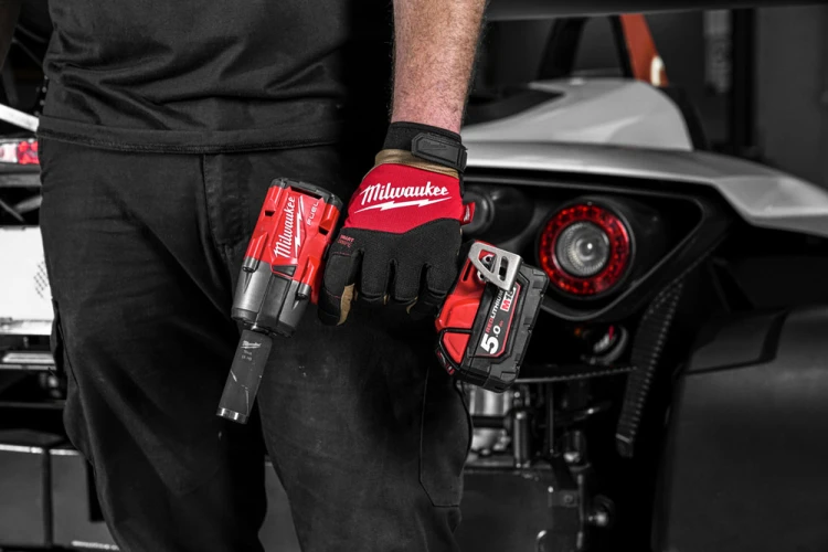 Zestaw Milwaukee M18: wiertarko-wkrętarka z udarem M18 FPD3 + kluczowy udarowy M18 FMTIW2F12, 3x aku. 5.0Ah, ładowarka, walizki M18FPP2F3-503X