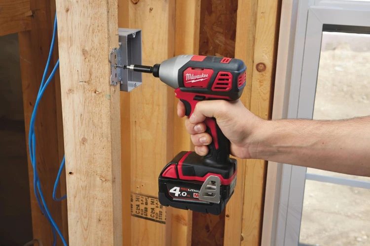 Zestaw Milwaukee M18™: wiertarko-wkrętarka M18 BDD, zakrętarka M18 BID, 2x akumulator 4.0 Ah, ładowarka, walizka, M18BPP2D-402C 4933447126