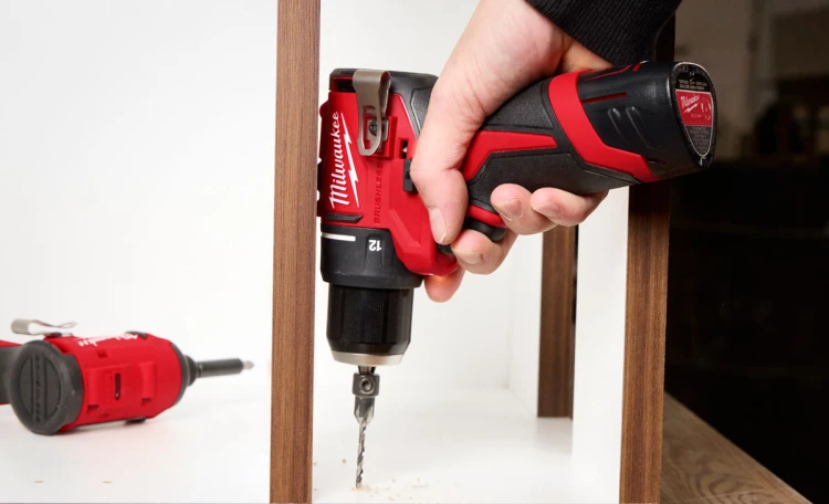 Zestaw Milwaukee M12: wiertarko-wkrętarka M12 BLDDRC, piła szablasta HACKZALL™ C12 HZ, 2x aku. 4.0 Ah, ładowarka, torba M12BLPP2A-402B 4933499692