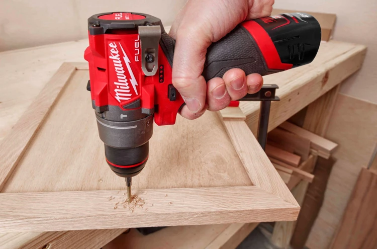 Zestaw Milwaukee M12: wiertarko-wkrętarka M12FPD2, nitownica M12BPRT, 2 akumulatory: 2.0 i 4.0 Ah, ładowarka, w walizce Hd Box M12FPP2D2-422X 4933480593