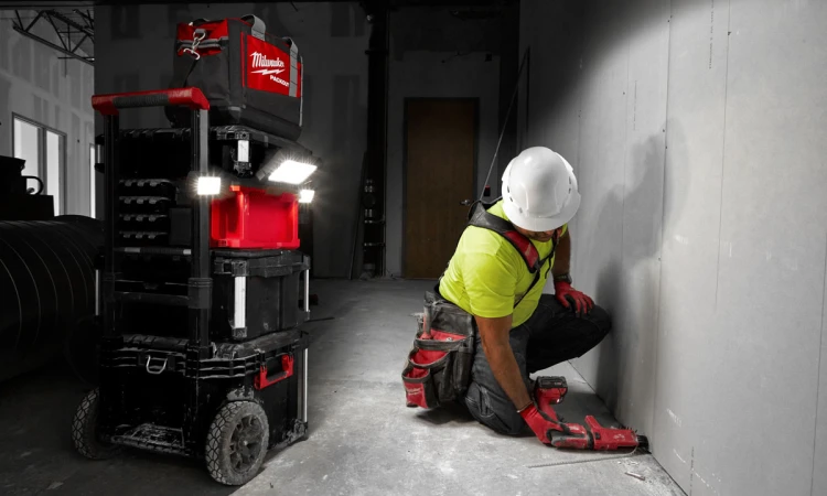 Lampa strefowa PACKOUT AC/DC Milwaukee M18POLAC 3000lm IP54 + 2 akumulatory 5.0 Ah M18B5