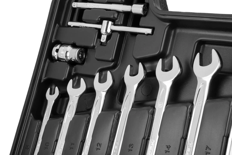 Zestaw kluczy nasadowych NEO TOOLS 1/2" 1/4" 82 szt. CrV