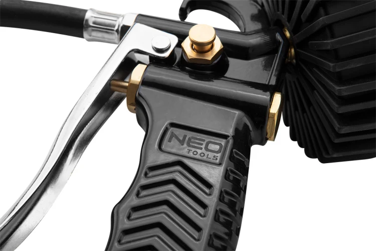 Pistolet do pompowania NEO TOOLS  z manometrem śr. 73 mm, długa końcówka