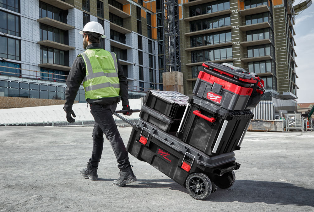 Zestaw skrzyń Milwaukee Packout podczas transportu na budowę