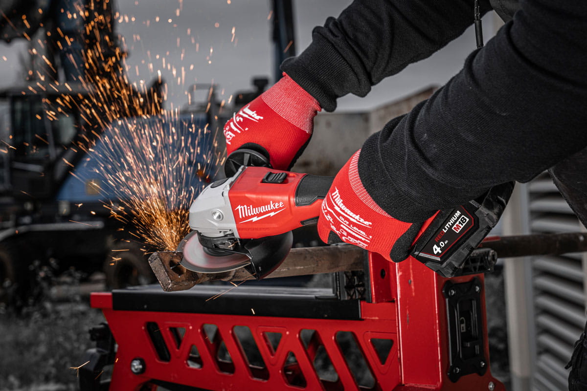 Milwaukee M18BLSAG125X-0 szlifierka kątowa 125 mm w trakcie cięcia stali