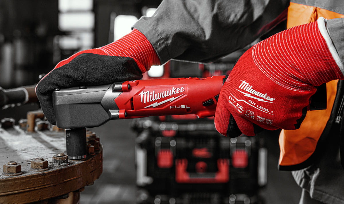 Klucz udarowy kątowy Milwaukee ½” 270Nm M12FRAIWF12-632 podczas dokręcania śrub