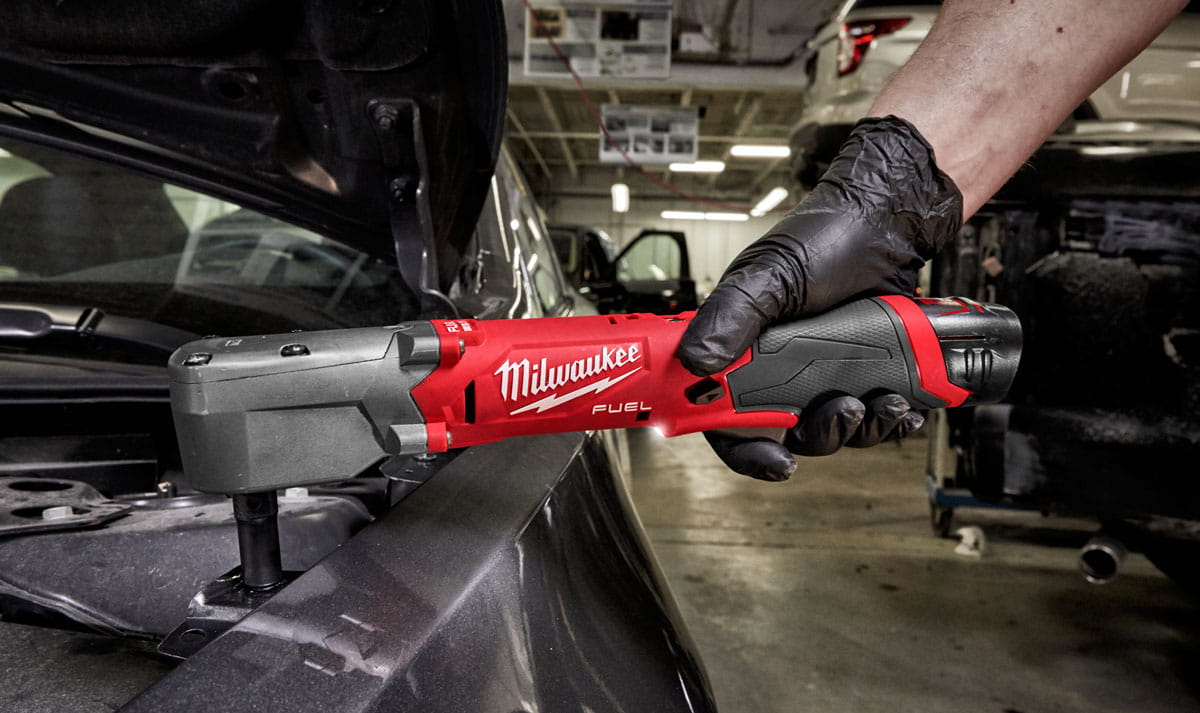 Klucz udarowy Milwaukee M12FRAIWF12 w serwisie samochodowym