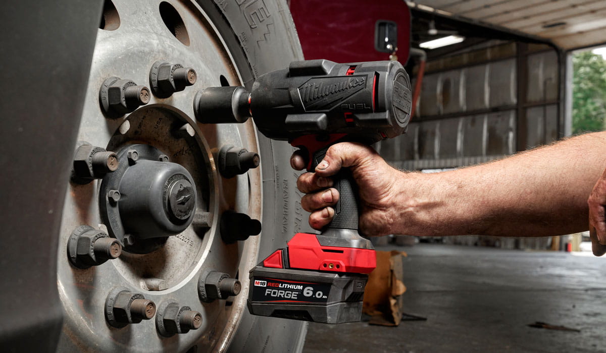 Klucz udarowy Milwaukee ½” 1491Nm 18V M18FHIW2F12-0X odkręca zapieczone śruby kół samochodowych