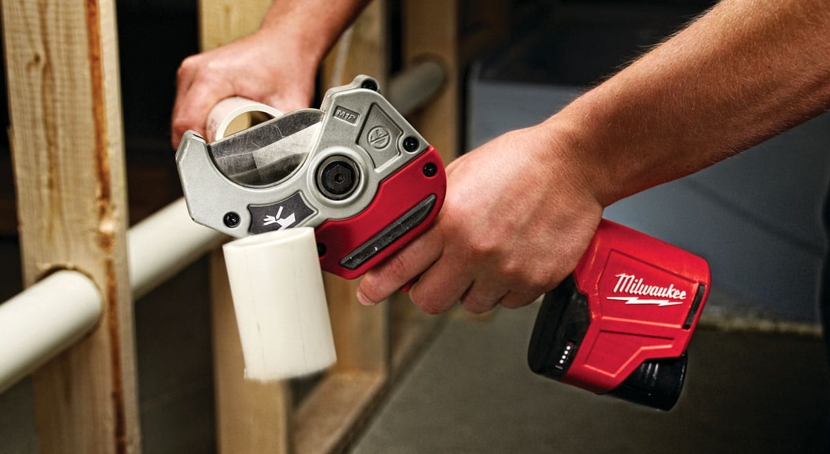 obcinak do rur PEX Milwaukee M12™ C12PPC tnący rurę PEX na budowie
