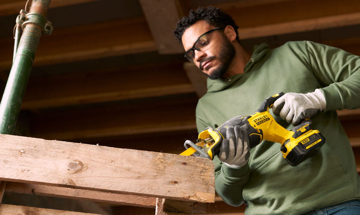 Bezszczotkowa pilarka szablowa 2 x 2.0Ah 18V STANLEY® FATMAX® V20 w zestawie w kufrze 