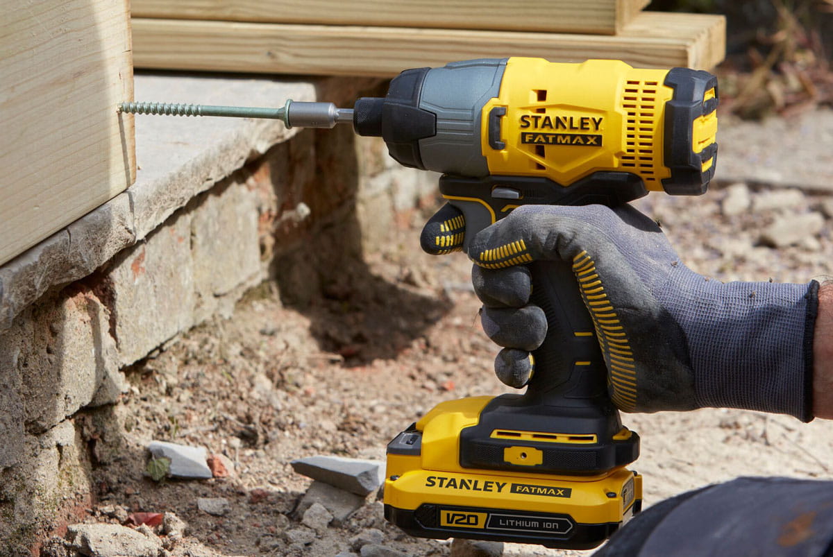 Zakrętarka udarowa 18V STANLEY® FATMAX® V20 z dwoma akumulatorami litowo-jonowymi 1,5Ah i kufrem