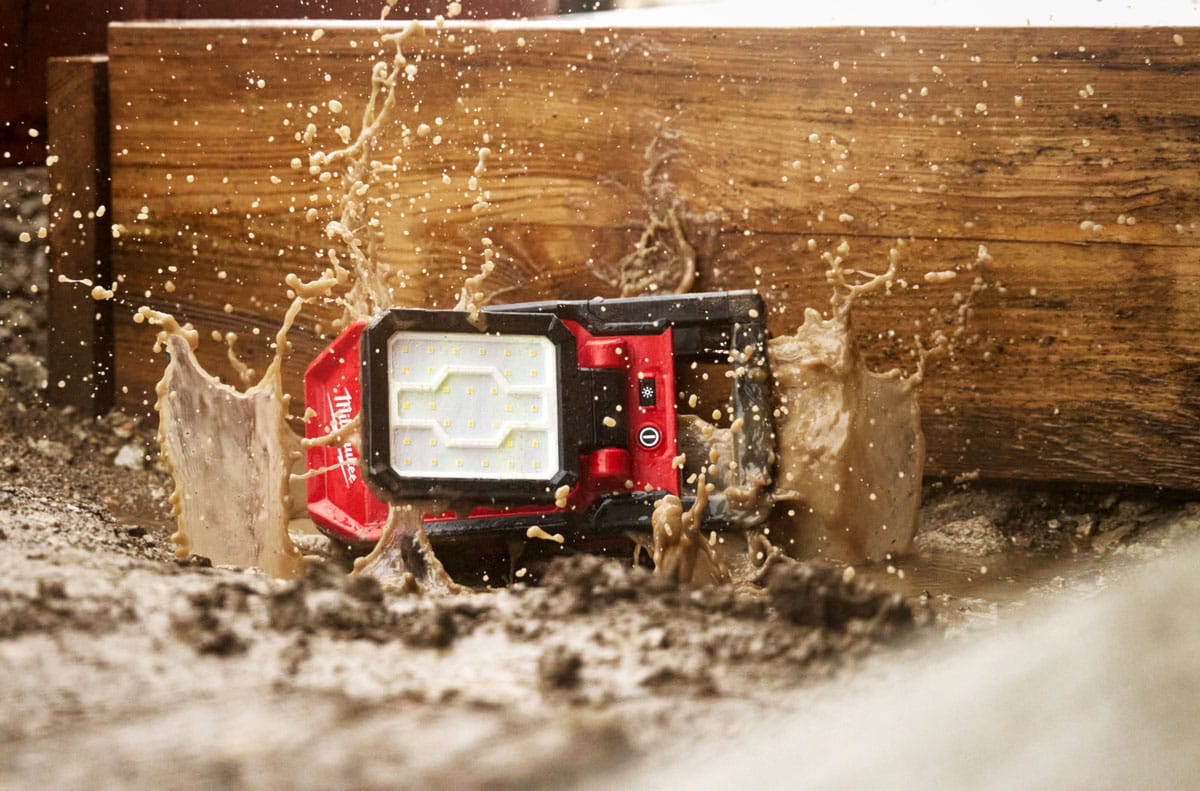 Lampa warsztatowa z zaciskiem i obrotową głowicą Milwaukee M18 PAL2-0 2000 lm 4933493547