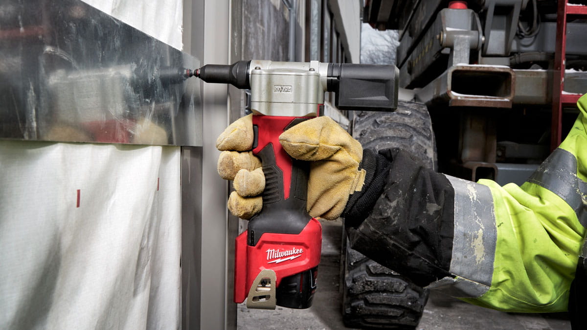 Nitownica Milwaukee M12BPRT w pracy, podczas nitowania szafki