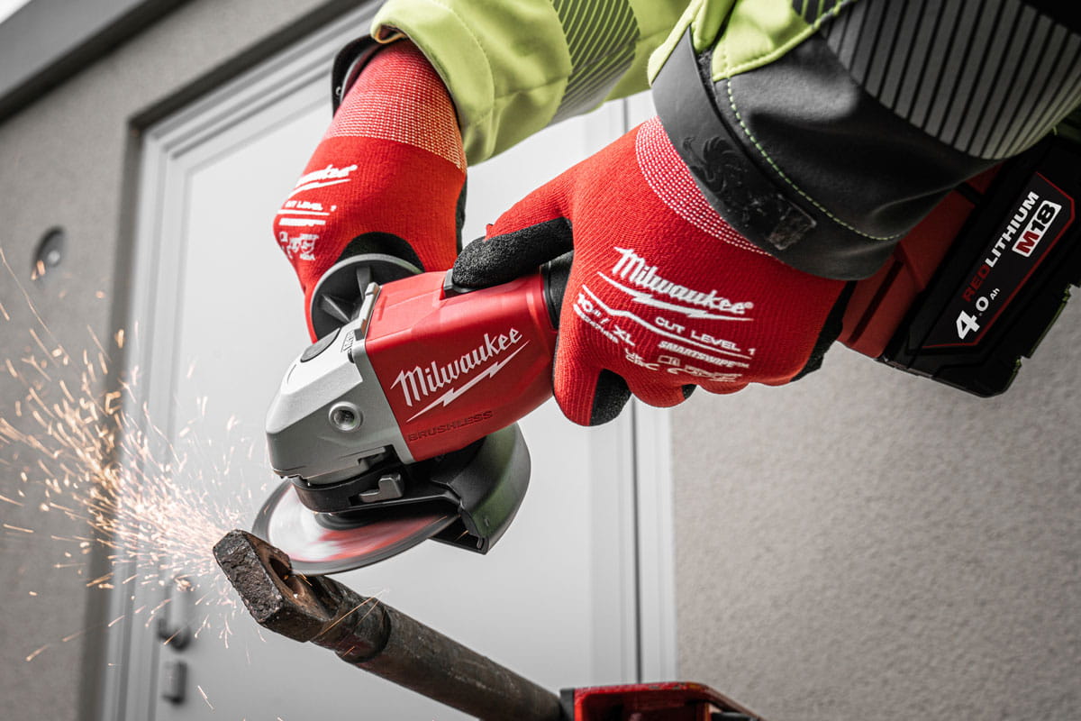 Szlifierka kątowa Milwaukee M18BLSAG125X tnąca stalowy profil