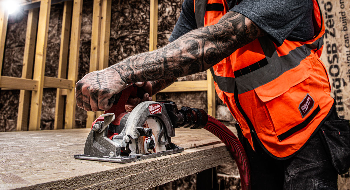 Profesjonalna pilarka tarczowa Milwaukee M18FCS552-302X 165 mm z zestawem akumulatorów