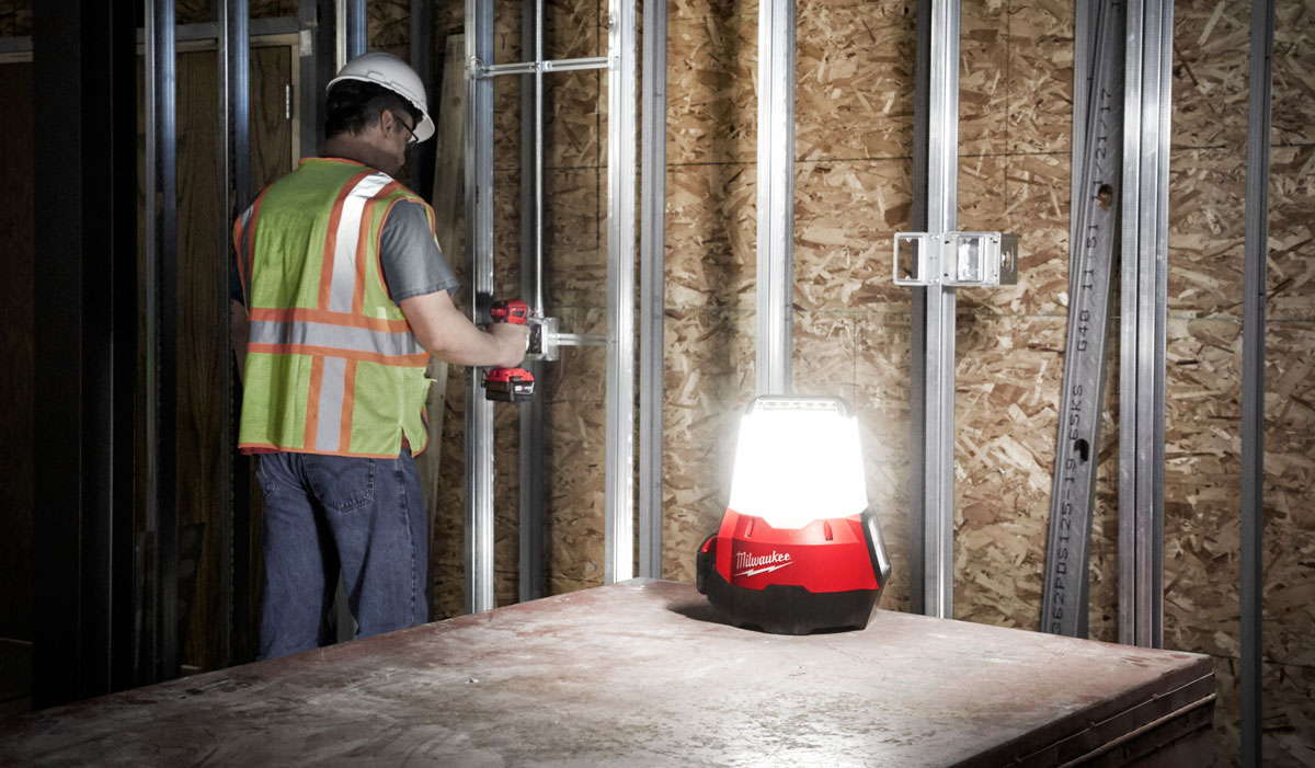 Lampa strefowa Milwaukee M18TAL-0 2200lm + 1x aku. 5.0Ah, bez ładowarki