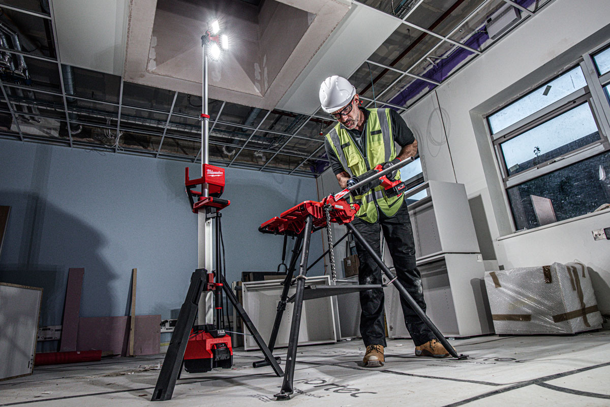 Lampa stojąca maszt AC/DC Milwaukee M18HOSALC + 2x aku. 5.0Ah, 6000lm IP34 z wbudowaną ładowarką